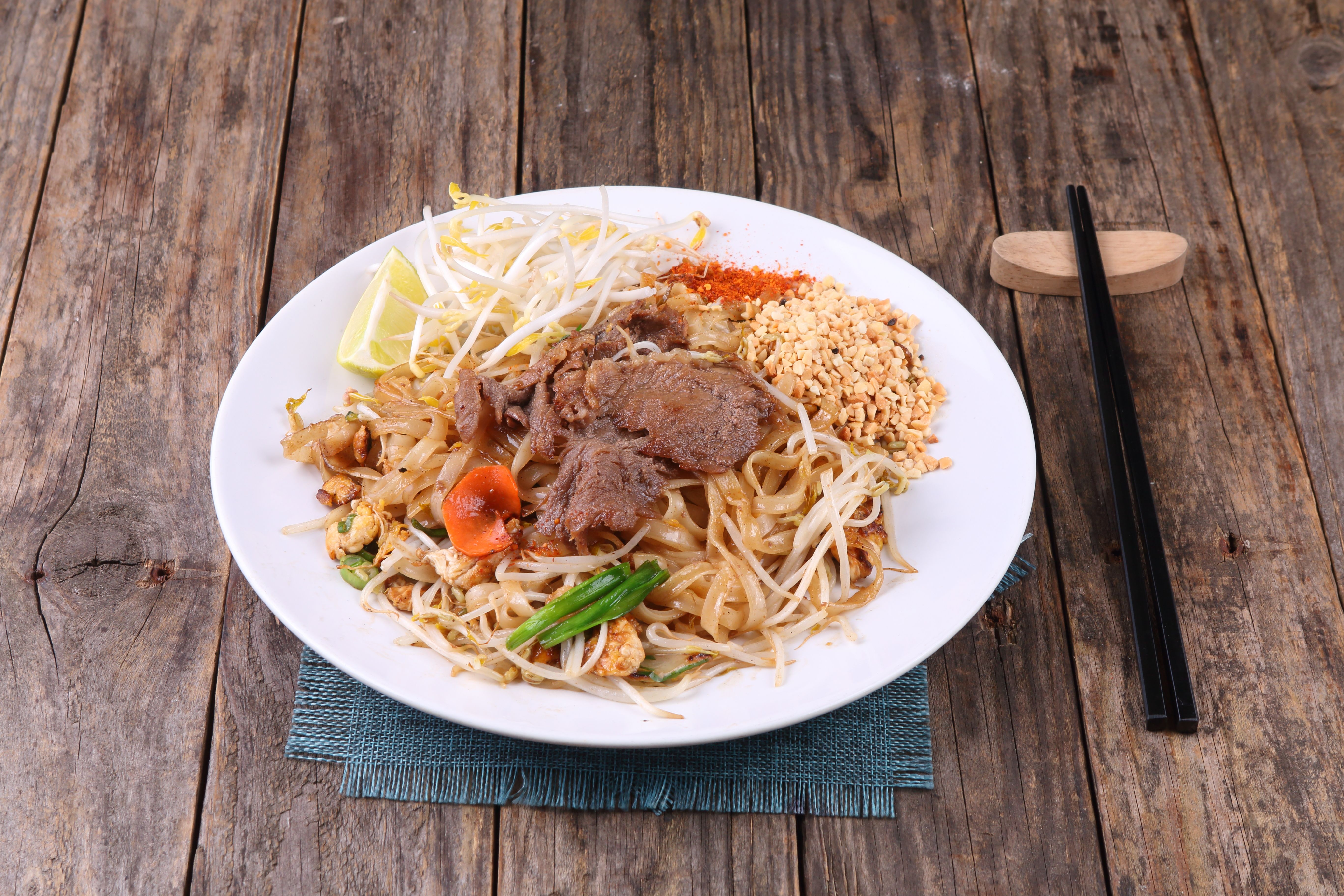 A plate of Pad Thai.